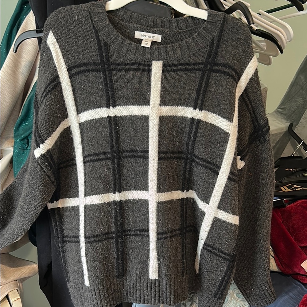 Nine West Gray and White Crew Neck Sweater with Geometric Pattern